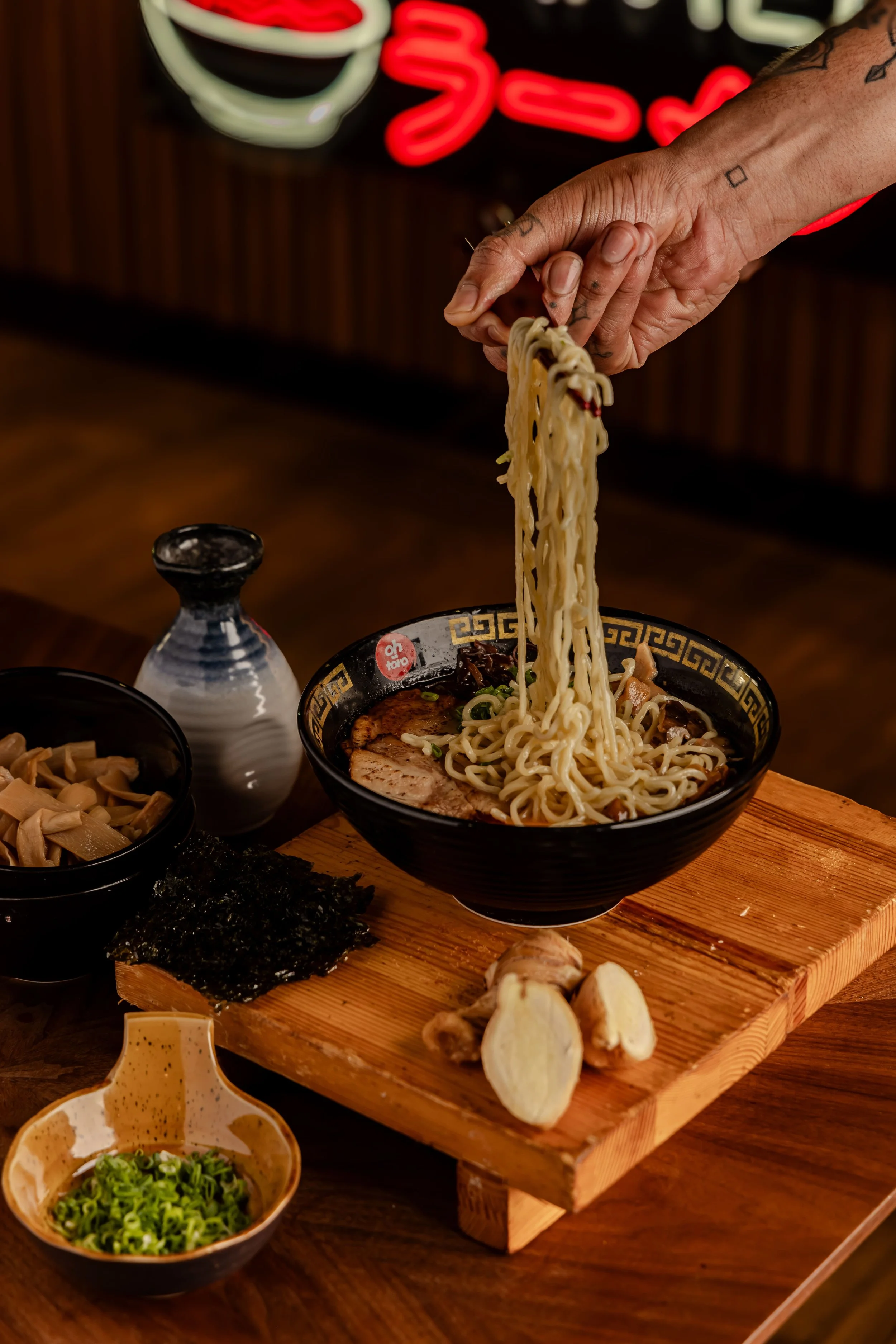 Ramen Oh-Toro con letrero de neón